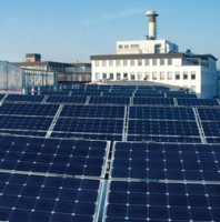 Tenké vrstvy špíny nebo námrazy na FVE panelech po odtátém sněhu mohou způsobovat ztrátu v rozmezí 20–40 %, částečné nebo vrstvené pokrytí sněhem může způsobit pokles výkonu až o 50 %